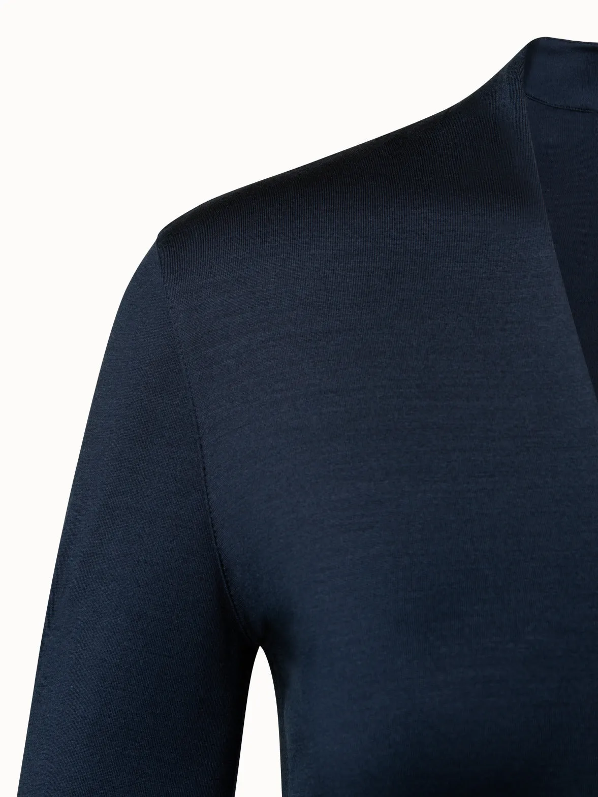 Shirt mit V-Kragen aus Seiden-Stretch-Jersey